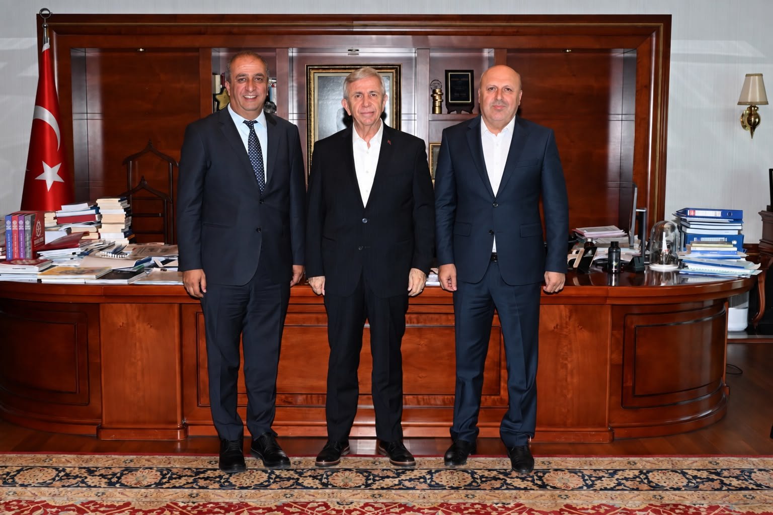 Oda heyetimizin Ankara Büyükşehir Belediye Başkanı Mansur YAVAŞ’ı makamında ziyaret ettiği anı