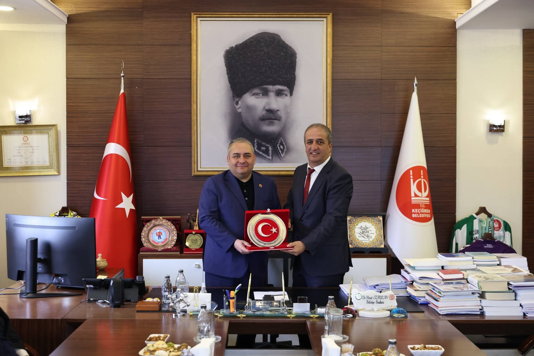Oda Başkanımız İlyas AKTÜRK ile Keçiören Belediye Başkanı Dr. Mesut ÖZARSLAN’ın makamda plaket takdimi sırasındaki anı