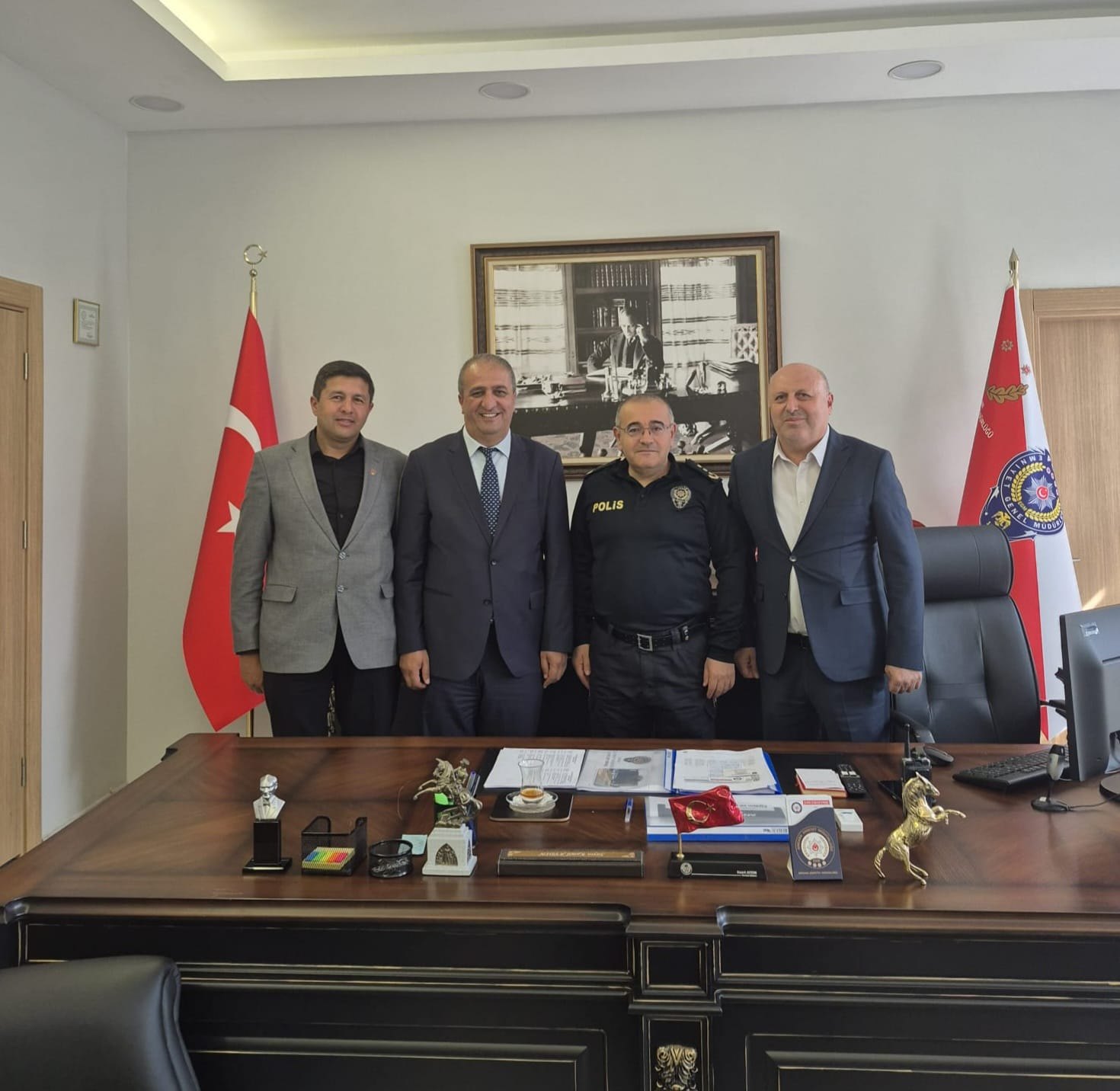 Oda heyetimizin Sincan İlçe Emniyet Müdürü Kamil AYDIN’ı makamında ziyaret ettiği anı