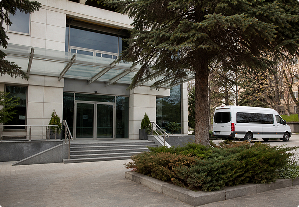 Odamızın hizmet binası ve önünde park hâlindeki servis aracı